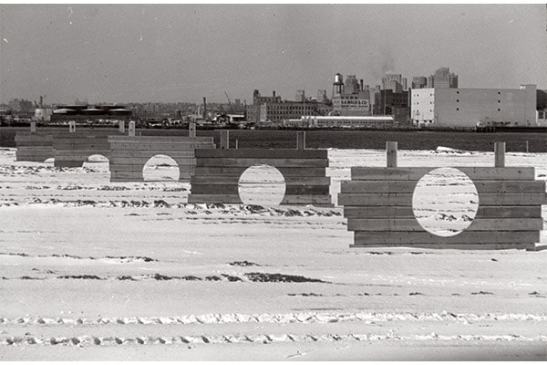 Battery Park Landfill karya Mary Miss (1973)